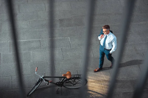Foco Seletivo Empresário Segurando Jaqueta Terno Olhando Para Bicicleta Rua — Fotografia de Stock Grátis