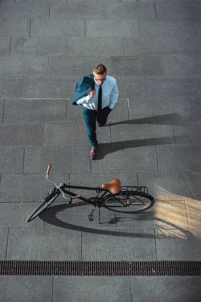 Visão Alto Ângulo Empresário Segurando Jaqueta Terno Olhando Para Bicicleta — Fotografia de Stock Grátis