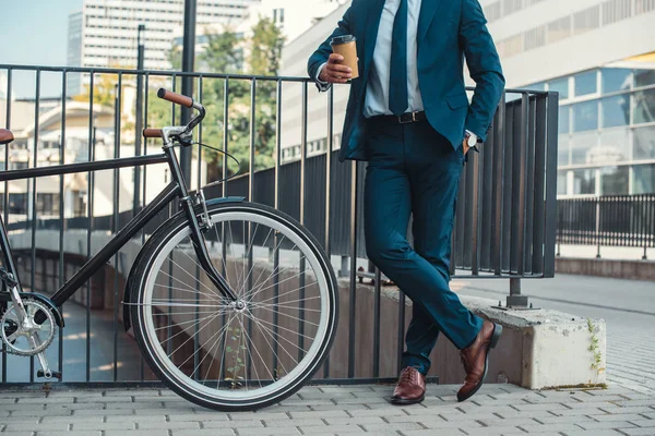 Περικοπεί Shot Επιχειρηματία Κρατώντας Χαρτί Κύπελλο Και Στέκεται Κοντά Ποδήλατο — Φωτογραφία Αρχείου