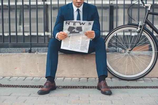 Recortado Disparo Empresario Leyendo Periódico Mientras Estaba Sentado Cerca Bicicleta — Foto de stock gratis