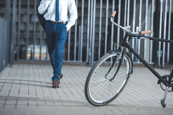 Recortado Tiro Hombre Negocios Con Chaqueta Traje Bicicleta Estacionado Calle — Foto de stock gratuita