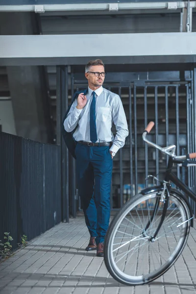 Holding Gözlük Yakışıklı Işadamı Takım Elbise Ceket Bisiklet Için Gidiş — Stok fotoğraf