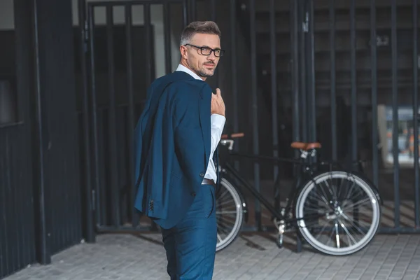 Homem Negócios Meia Idade Óculos Segurando Jaqueta Terno Olhando Para — Fotografia de Stock