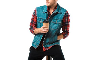 hipster denim yelek iskemlede beyaz izole kahve fincanı ile kısmi görünümünü