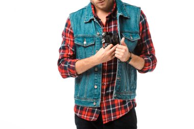 hippi erkek fotoğrafçı denim yelek ve kareli gömlek beyaz izole kamera tutarak kısmi görünümü