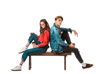 Kağıt bardak ile genç hipster birkaç kahve oturma sırt sırta beyaz izole bankta