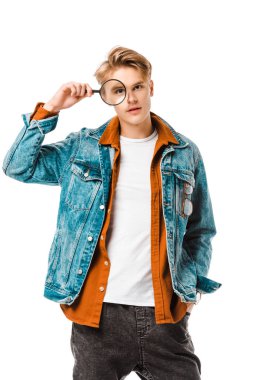 yakışıklı genç hipster adam beyaz izole Büyüteç üzerine seyir kot ceket