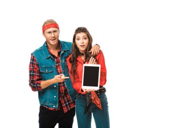 hipster adam yakın duran kız beyaz izole ederken dijital tablet ile boş ekran parmak tarafından işaret