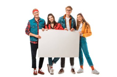 boş afiş üzerinde beyaz izole holding neşeli şık hipster arkadaşlar