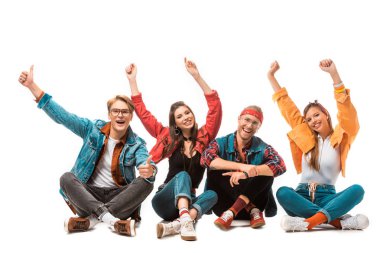 mutlu erkek hipster adam yanında oturan arkadaşları üzerinde beyaz izole iken başparmak gösterilmesini denim ceket