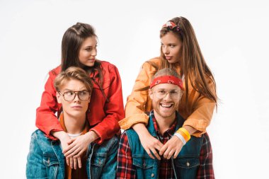 duygusal erkek hipsters birbirine üzerinde beyaz izole sırtlarına arkasında bakarak onların güzel kız süre oturan 