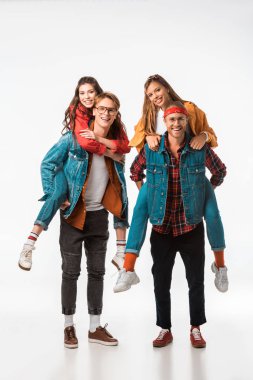 mutlu şık hipsters beyaz izole onların gülümseyen kız için Atçılık yapıyor