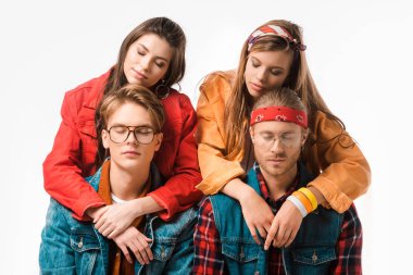 Erkek hipsters iken arkasında, onların güzel kız beyaz izole kapalı gözlerle oturan 
