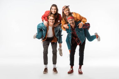 neşeli şık hipsters beyaz izole onların gülümseyen kız için Atçılık yapıyor