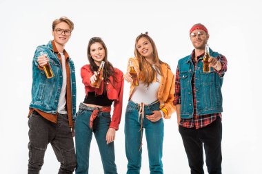 neşeli genç hipster arkadaşlar bira şişeleri üzerinde beyaz izole gösterilen