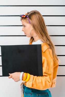boş hapishane Kurulu önünde polis hattı ile poz tutuklandı hippi kız yan görünüm