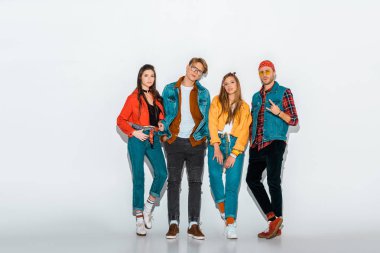 genç şık hipsters rock'n roll jest gri gösterilen adam birlikte poz