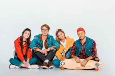 Longboard ile oturan genç şık hipsters