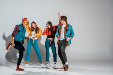 bira şişeleri ile eğlenmek ve birlikte dans gri şık hipsters