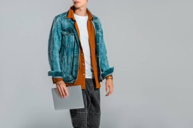 gri izole dizüstü tutan şık erkek hipster kırpılmış görünümünü