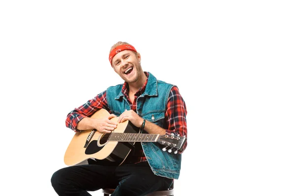 Lächelnder Hipster Mann Jeansweste Sitzt Mit Akustikgitarre Isoliert Auf Weiß — kostenloses Stockfoto