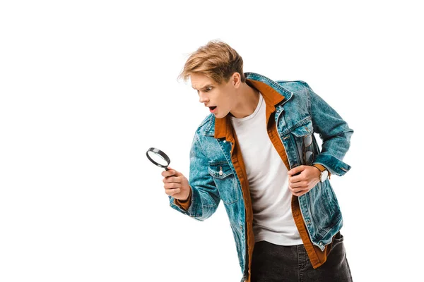 Sorprendido Joven Hipster Hombre Mirando Lupa Aislado Blanco — Foto de Stock