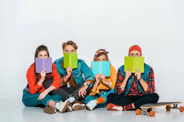 Jonge Studenten Zitten Met Longboard Ingedrukt Boeken — Stockfoto