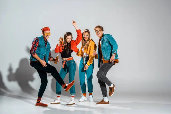 Glada Snygga Hipsters Med Ölflaskor Dansar Tillsammans Grå — Stockfoto