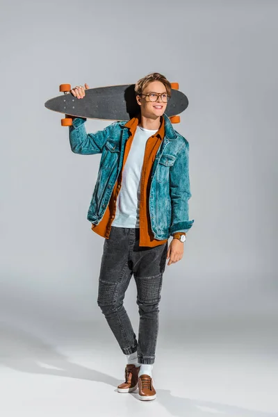 Jovem Skatista Masculino Jaqueta Jeans Posando Com Longboard Cinza — Fotografia de Stock Grátis