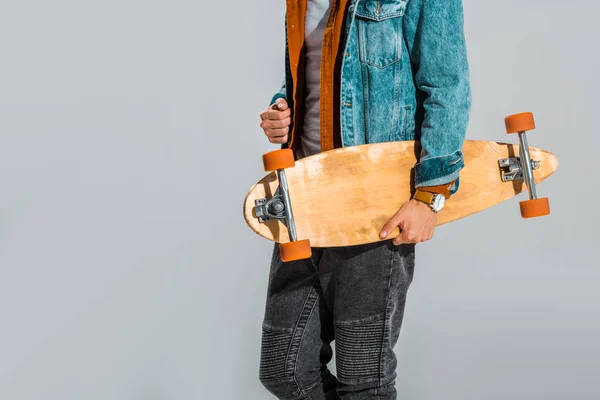 Ausgeschnittene Ansicht Eines Stilvollen Skateboarders Mit Longboard Isoliert Auf Grau — Stockfoto