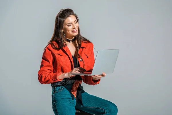 Schöne Lächelnde Mädchen Mit Laptop Isoliert Auf Grau — Stockfoto