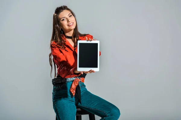 Mooi Lachende Meisje Digitale Tablet Presenteren Met Leeg Scherm Geïsoleerd — Stockfoto