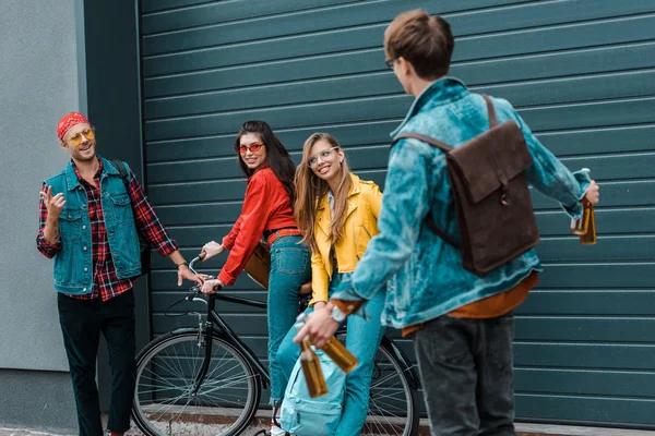 Hipster Έφερε Μπουκάλια Μπύρας Happy Φίλοι Στο Δρόμο Ποδήλατο — Δωρεάν Φωτογραφία