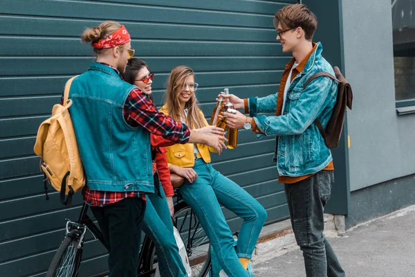 Hipsters Com Bicicleta Clinking Com Garrafas Cerveja Juntos Rua — Fotografia de Stock Grátis