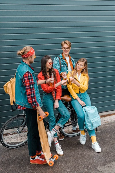 Hipsters Ceria Dengan Sepeda Minum Bir Dari Botol Jalan — Foto Stok Gratis