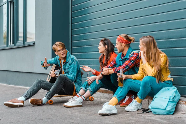 Hippik Sört Együtt Utcán Miközben Gördeszka Ember Játszik Akusztikus Gitár — Stock Fotó