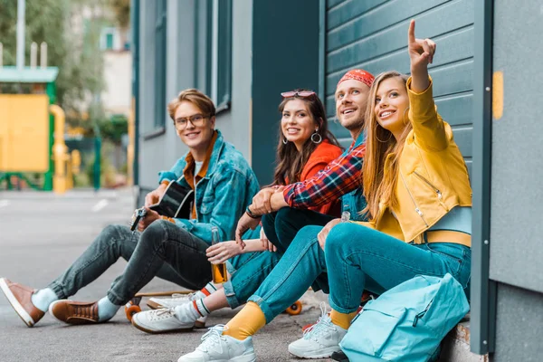 Young Friends Spending Time Together Street While Man Playing Guitar — Stock Photo, Image