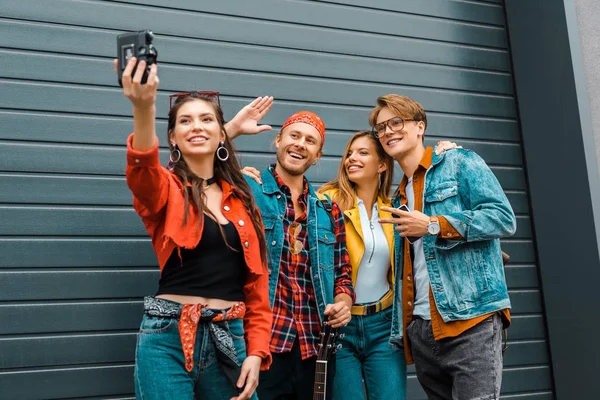 Stijlvolle Lachende Hipsters Selfie Nemen Camera — Stockfoto