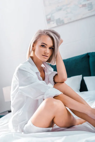 Aantrekkelijke Jonge Vrouw Zittend Bed Camera Kijken — Gratis stockfoto
