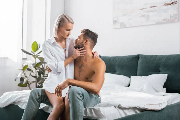 Vackra Unga Par Embracing Sittande Sängen Tillsammans — Stockfoto