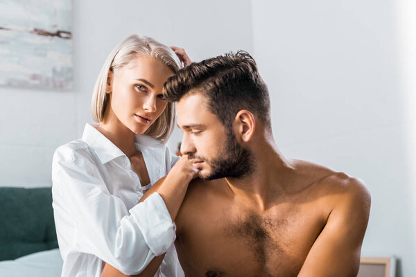 крупным планом портрет привлекательной молодой пары в спальне
