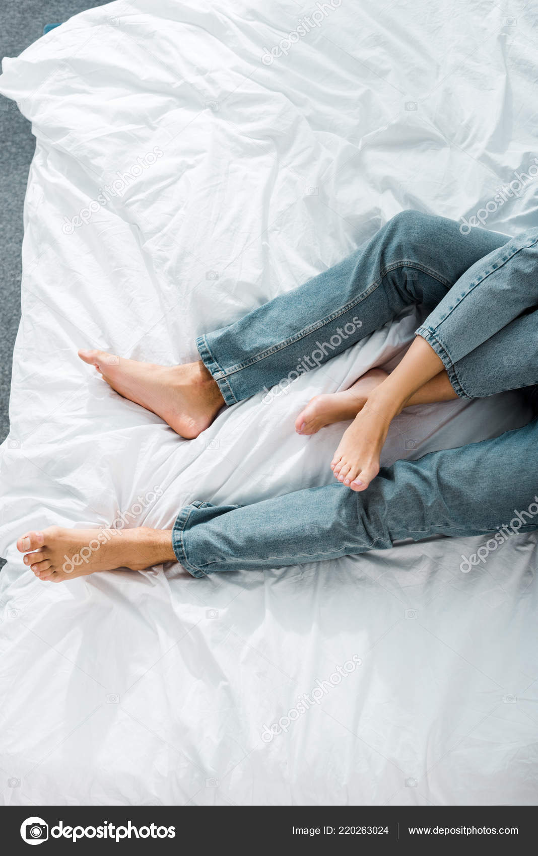 Андреа архона в джинсах. Екатерина подберёзная. Девушки в джинсах на кровати. Девушка спит на диване. Красивые девушки на кровати.