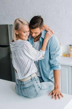 Mutfakta sarılma tutkulu genç çift