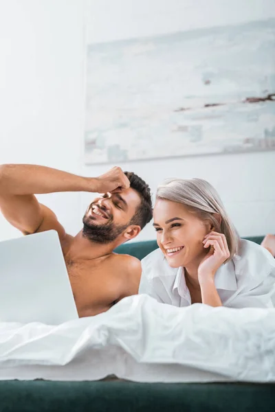 Смеющаяся Молодая Пара Используя Ноутбук Вместе Спальне — стоковое фото