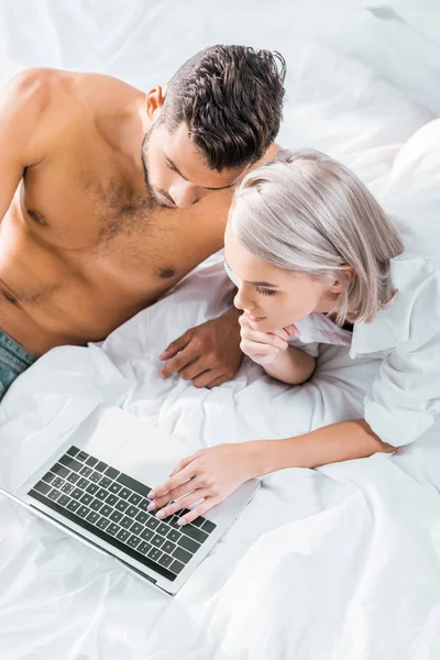 High Angle View Attractive Young Couple Using Laptop Together Bedroom — Stock Photo, Image