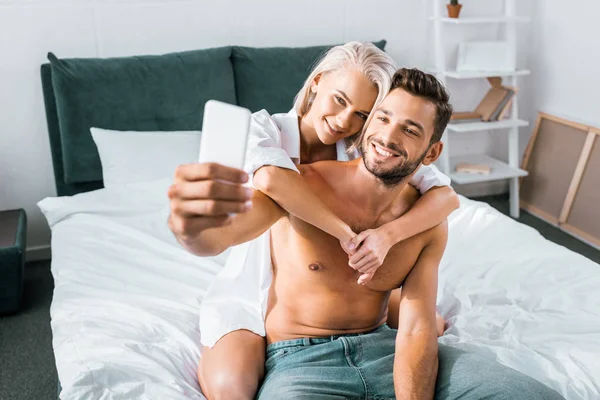 Feliz Joven Pareja Tomando Selfie Juntos Dormitorio — Foto de Stock