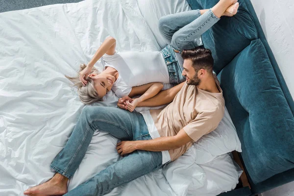 High Angle View Attractive Young Couple Relaxing Together Bedroom — Stock Photo, Image