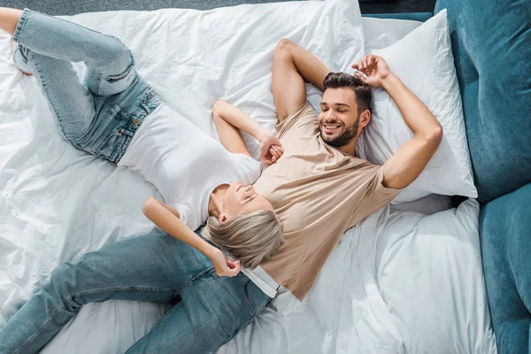 Vista Superior Jovem Casal Sorridente Deitado Cama Quarto — Fotografia de Stock