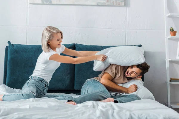 Gelukkig Vriendin Kloppend Vriendje Met Kussen Bed Slaapkamer — Stockfoto