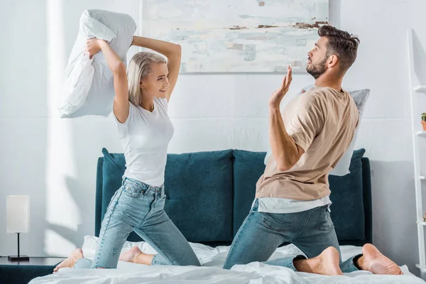 Zijaanzicht Van Gelukkige Jonge Paar Vechten Met Kussens Bed Slaapkamer — Stockfoto